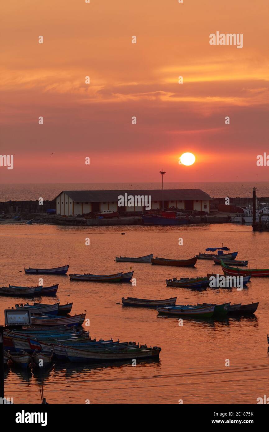 Geparkte Landboote im Vizhinjam Hafen, aufgenommen bei Sonnenuntergang. Stockfoto