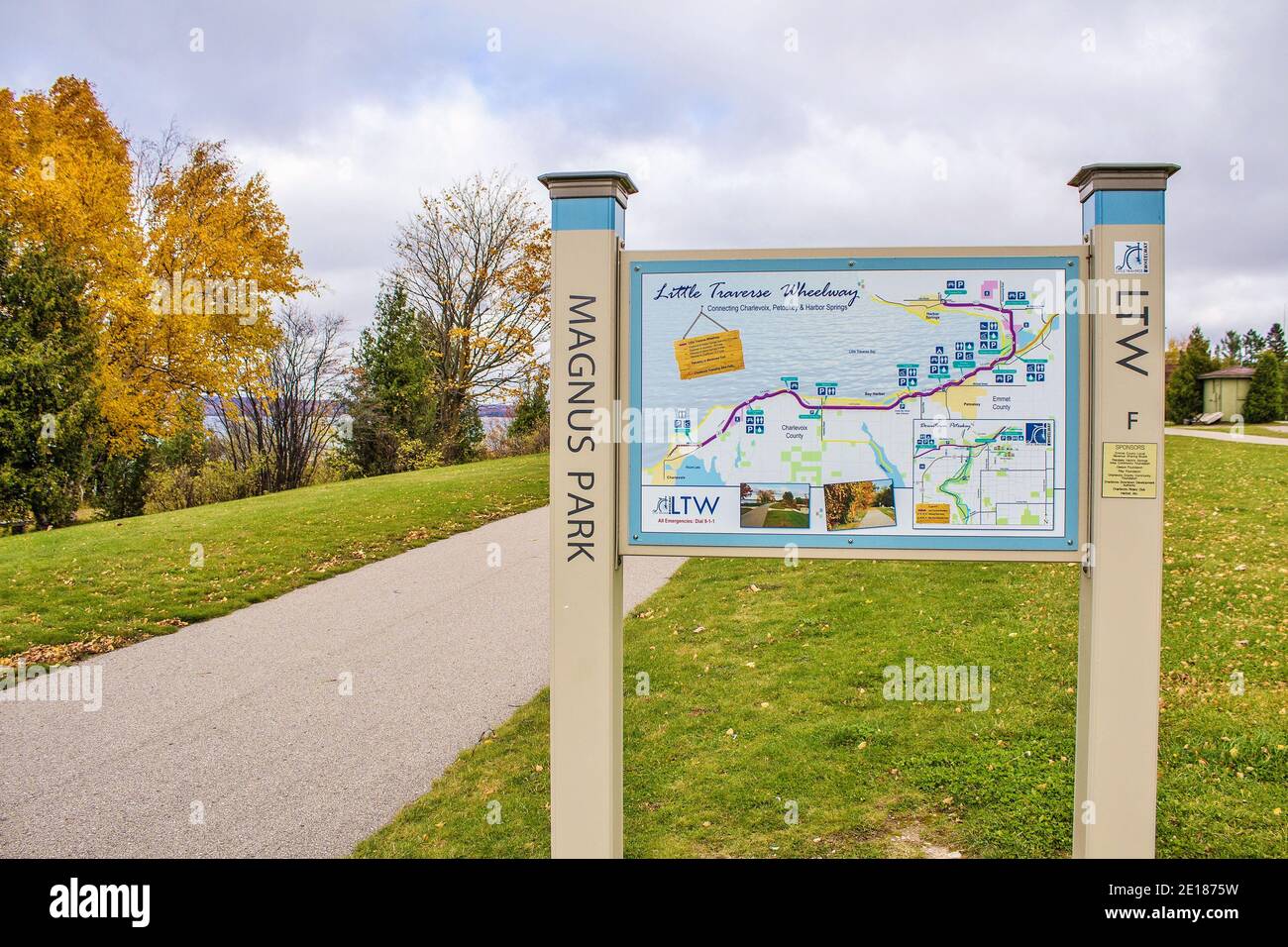 Petoskey, Michigan, USA - 29. Oktober 2014: Trailhead und Karte für den Little Traverse Wheelway in Petoskey. Stockfoto