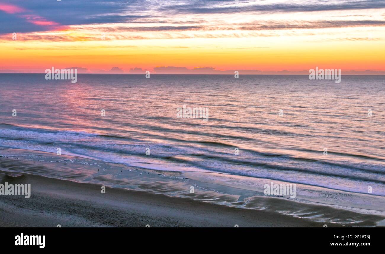 Myrtle Beach Sonnenaufgang. Wunderschöner Sonnenaufgang am Wasser über dem breiten Sandstrand am Atlantischen Ozean in Myrtle Beach, South Carolina. Stockfoto