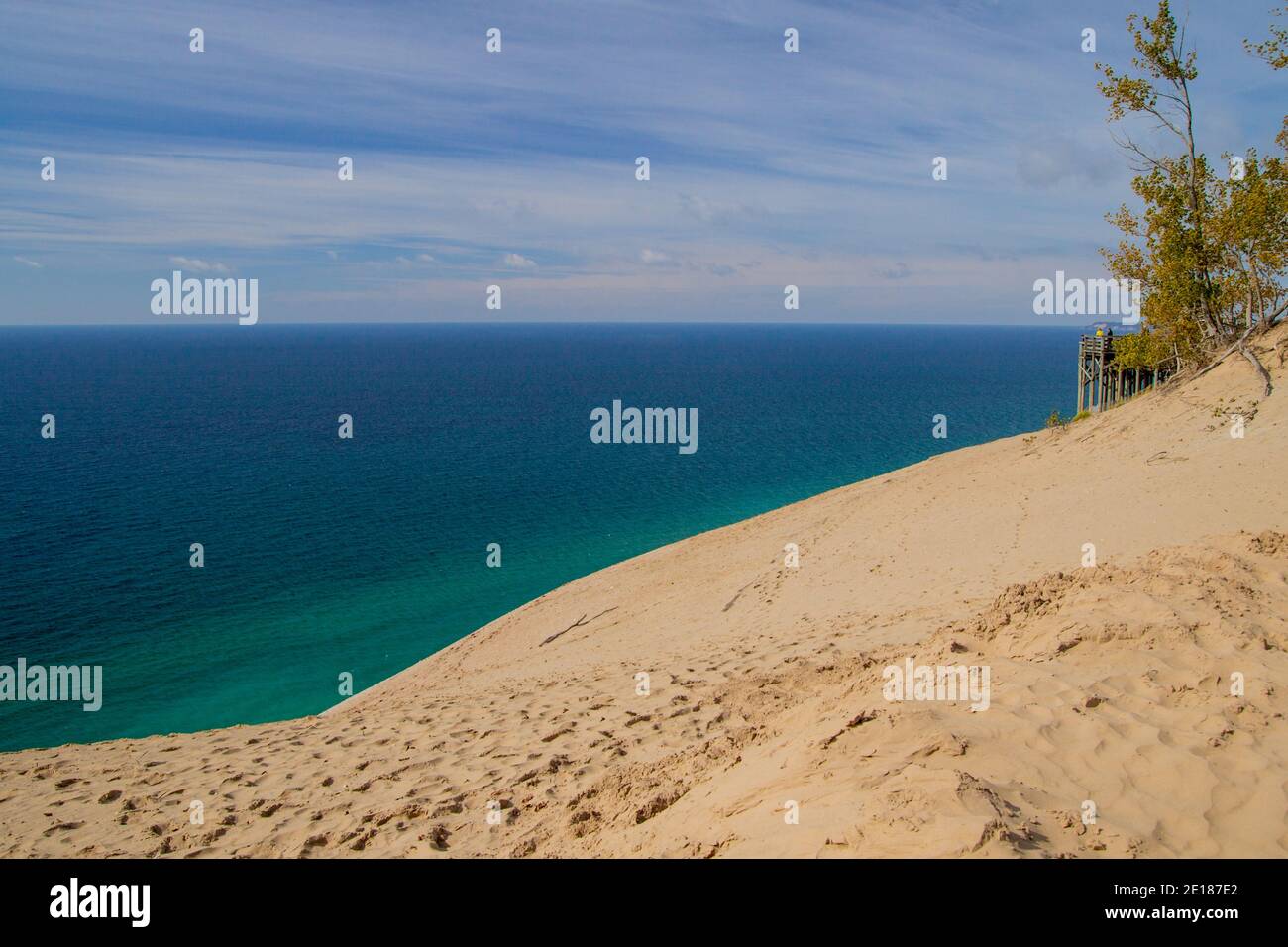 Massive Sanddüne und Blick auf die Küste des Lake Michigan am Sleeping Bear Dunes National Lakeshore in Michigan. Stockfoto