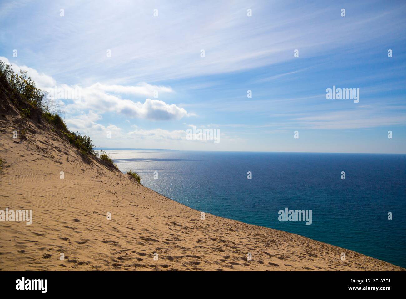 Blick auf Lake Michigan von der Spitze der Sleeping Bear Dunes an einem sonnigen Sommertag. Stockfoto