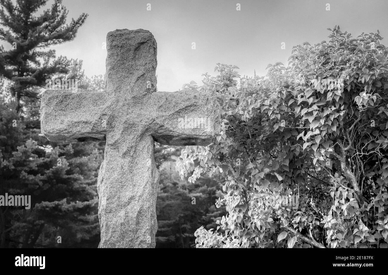 Überqueren Sie Den Friedhof. Schwarz-weißes Steinkreuz in einem Friedhof. Stockfoto