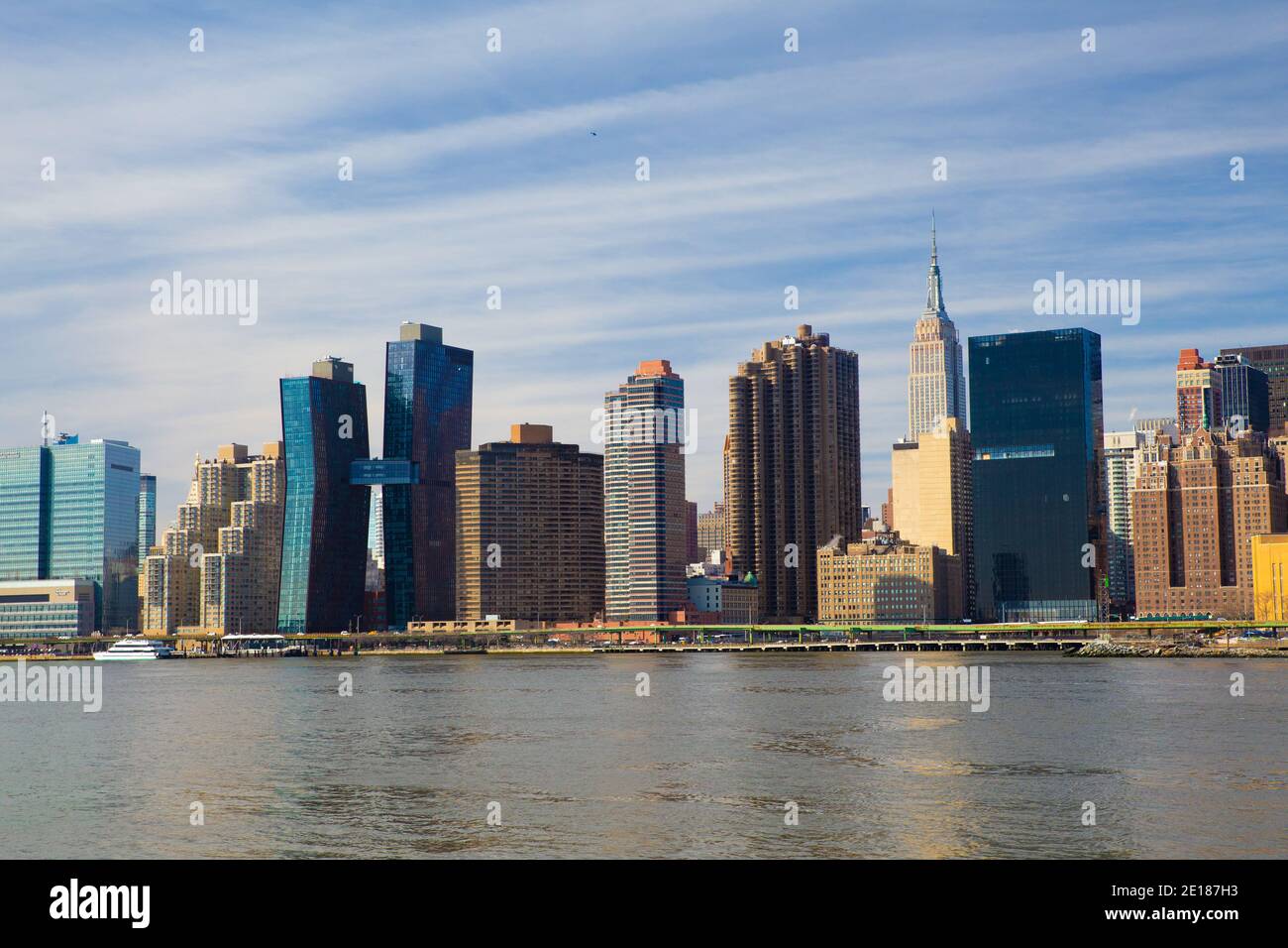 Die Skyline von New York City von Long Island City aus gesehen Stockfoto