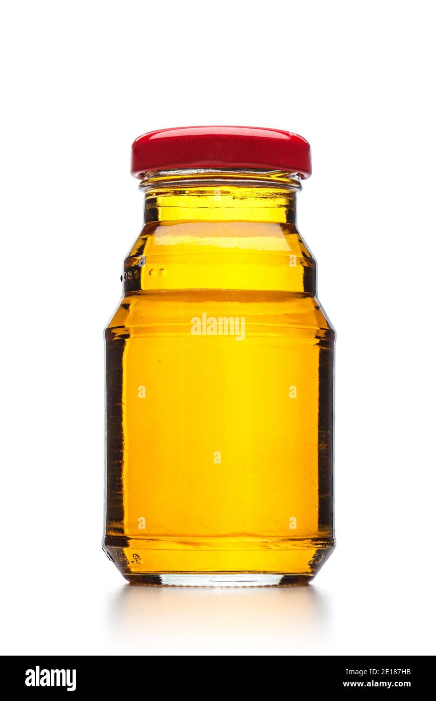 apfelsaft in einer kleinen Glasflasche isoliert auf weiß Hintergrund Stockfoto