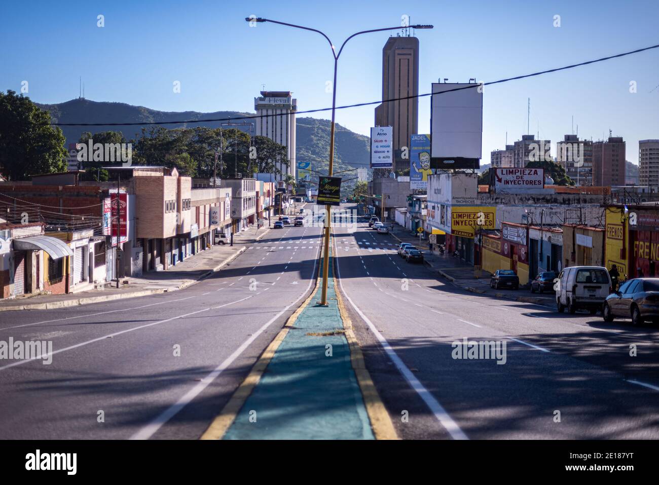 Valencia, Carabobo, Venezuela. Januar 2021. Montag, 4. Januar, beginnt eine radikale Quarantäne von der Regierung von Nicolas Maduro unter dem 7x7-Schema verordnet. Nur vorrangige Sektoren können arbeiten und die U-Bahn nutzen. In Valencia, Venezuela, bleiben die Geschäfte geschlossen und die Polizeikontrollstellen kontrollieren das Einkommen zur Stadt und den belebtesten Punkten. Quelle: Elena Fernandez/ZUMA Wire/Alamy Live News Stockfoto