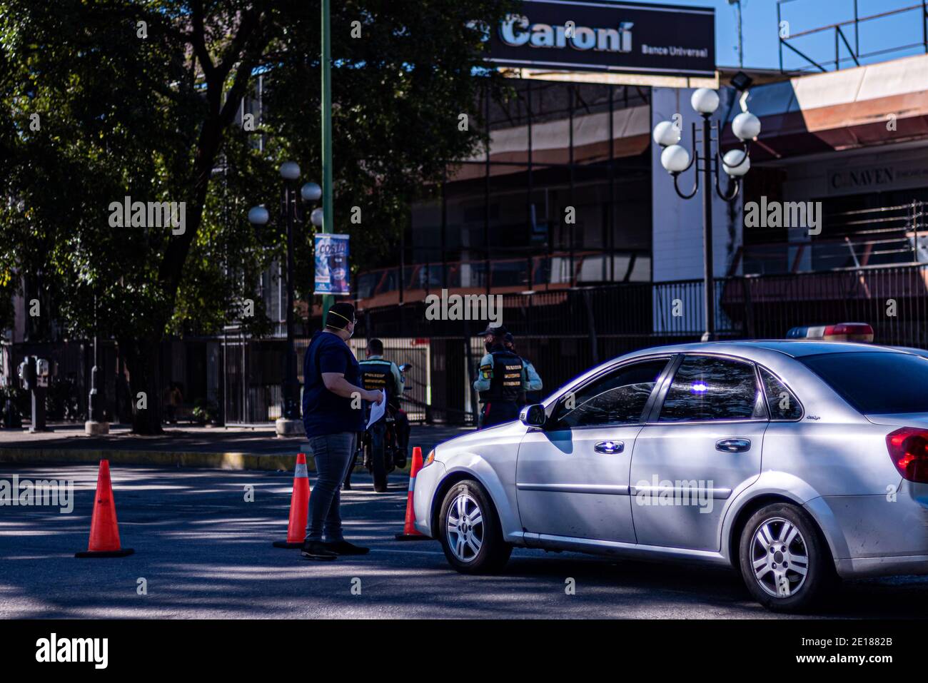 Valencia, Carabobo, Venezuela. Januar 2021. Montag, 4. Januar, beginnt eine radikale Quarantäne von der Regierung von Nicolas Maduro unter dem 7x7-Schema verordnet. Nur vorrangige Sektoren können arbeiten und die U-Bahn nutzen. In Valencia, Venezuela, bleiben die Geschäfte geschlossen und die Polizeikontrollstellen kontrollieren das Einkommen zur Stadt und den belebtesten Punkten. Quelle: Elena Fernandez/ZUMA Wire/Alamy Live News Stockfoto