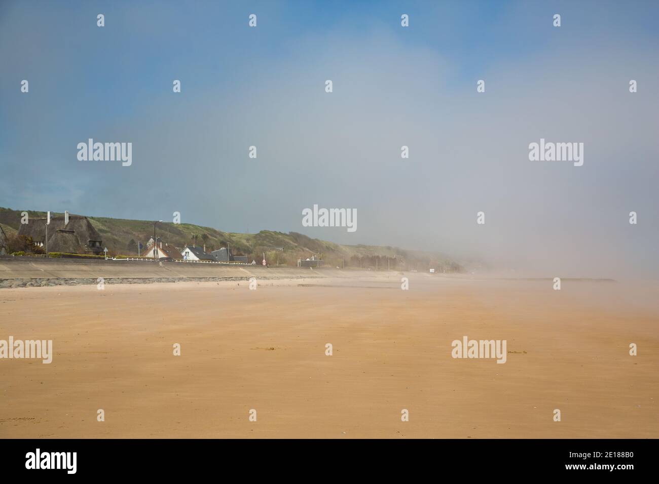 Nebel rollt in den Strand am Strand von Omaha in der Normandie, Frankreich Stockfoto