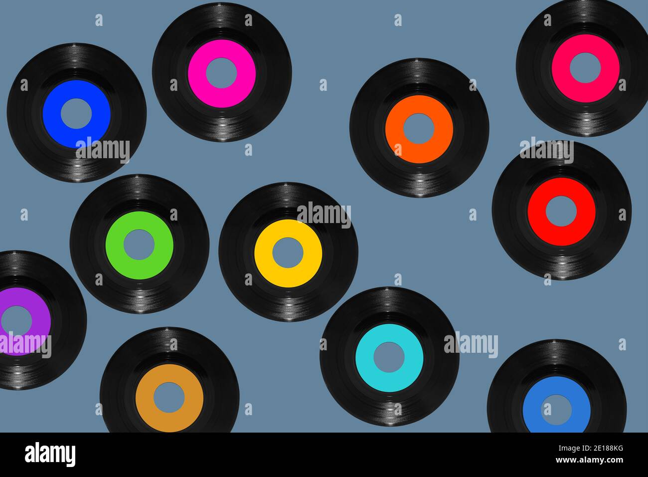 Vinyl 45rpm Single-Schallplatten auf blauem Hintergrund Stockfotografie -  Alamy