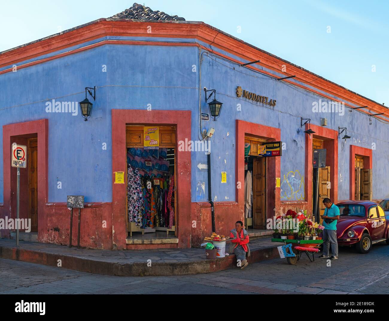 Mexikanisches Stadtleben in San Cristobal mit einer einheimischen maya-Verkäuferin und einer bunten Fassade, San Cristobal de las Casas, Mexiko. Stockfoto