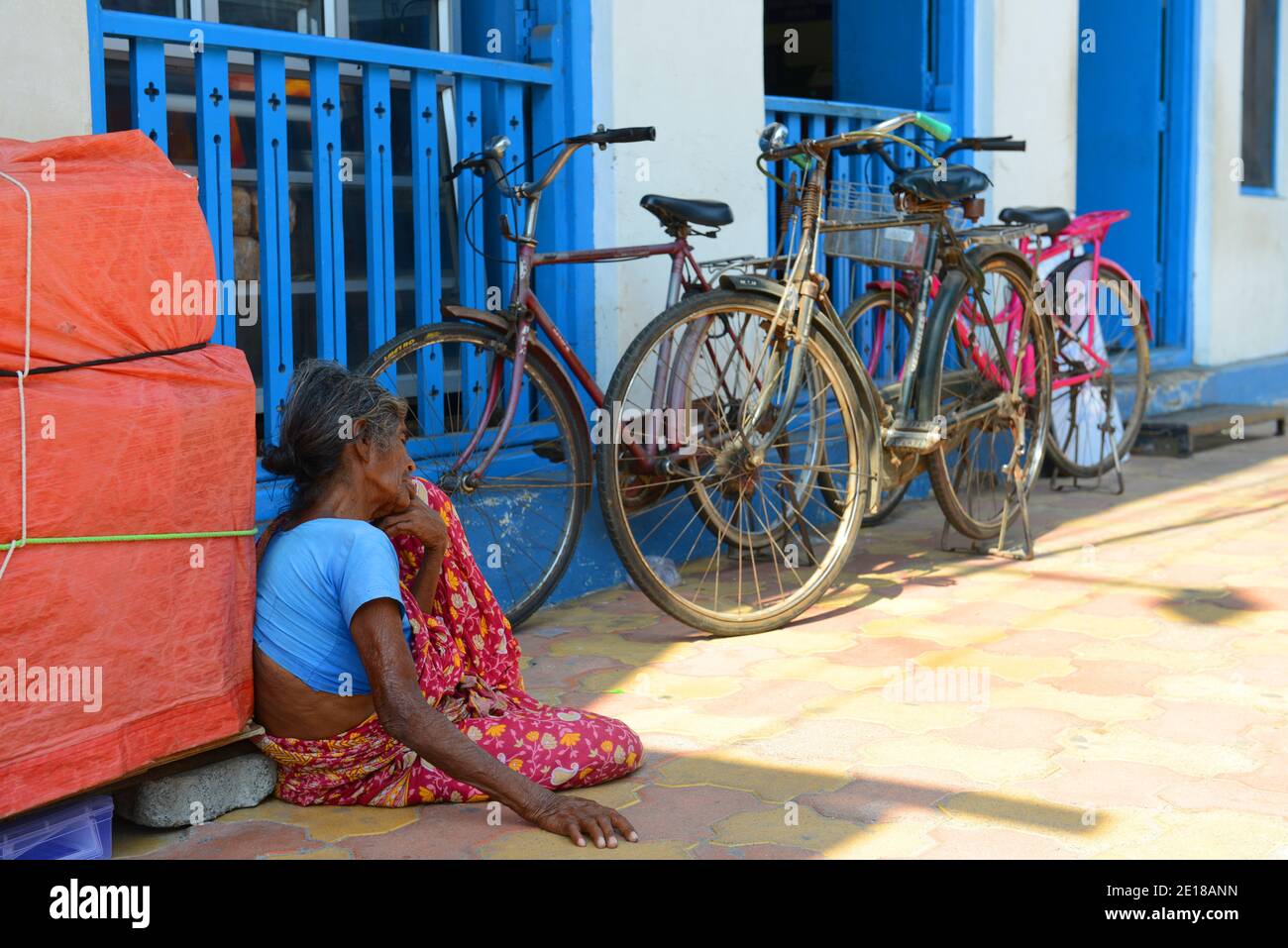 Ein Bettler, der vor dem indischen Kaffeehaus in Pondicherry, Indien, sitzt. Stockfoto