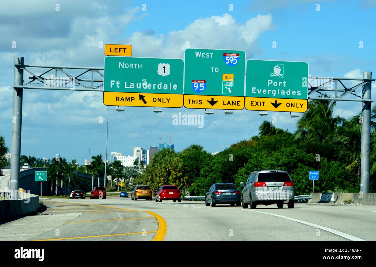 Fort Lauderdale, Florida, U.S.A - November 18, 2018 - Straßenschilder auf dem Highway zur Route 1 North nach Fort Lauderdale, Interstate 95 und 595 teilt und Stockfoto