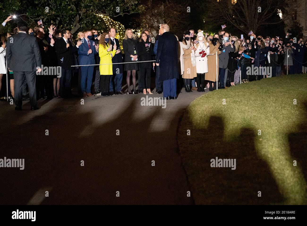 Washington, DC, USA. Januar 2021. US-Präsident Donald J. Trump begrüßt die Besucher, als er am Montag, den 4. Januar 2021, das Weiße Haus auf dem Weg nach Dalton, Georgia, in Washington, DC, USA, verlässt.Quelle: Erin Scott/Pool via CNP Quelle: dpa/Alamy Live News Stockfoto