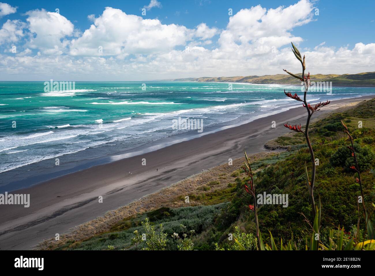 Panorama des Strandes von Ngarunui, perfekter Surfspot in Raglan, Waikato, Neuseeland Stockfoto