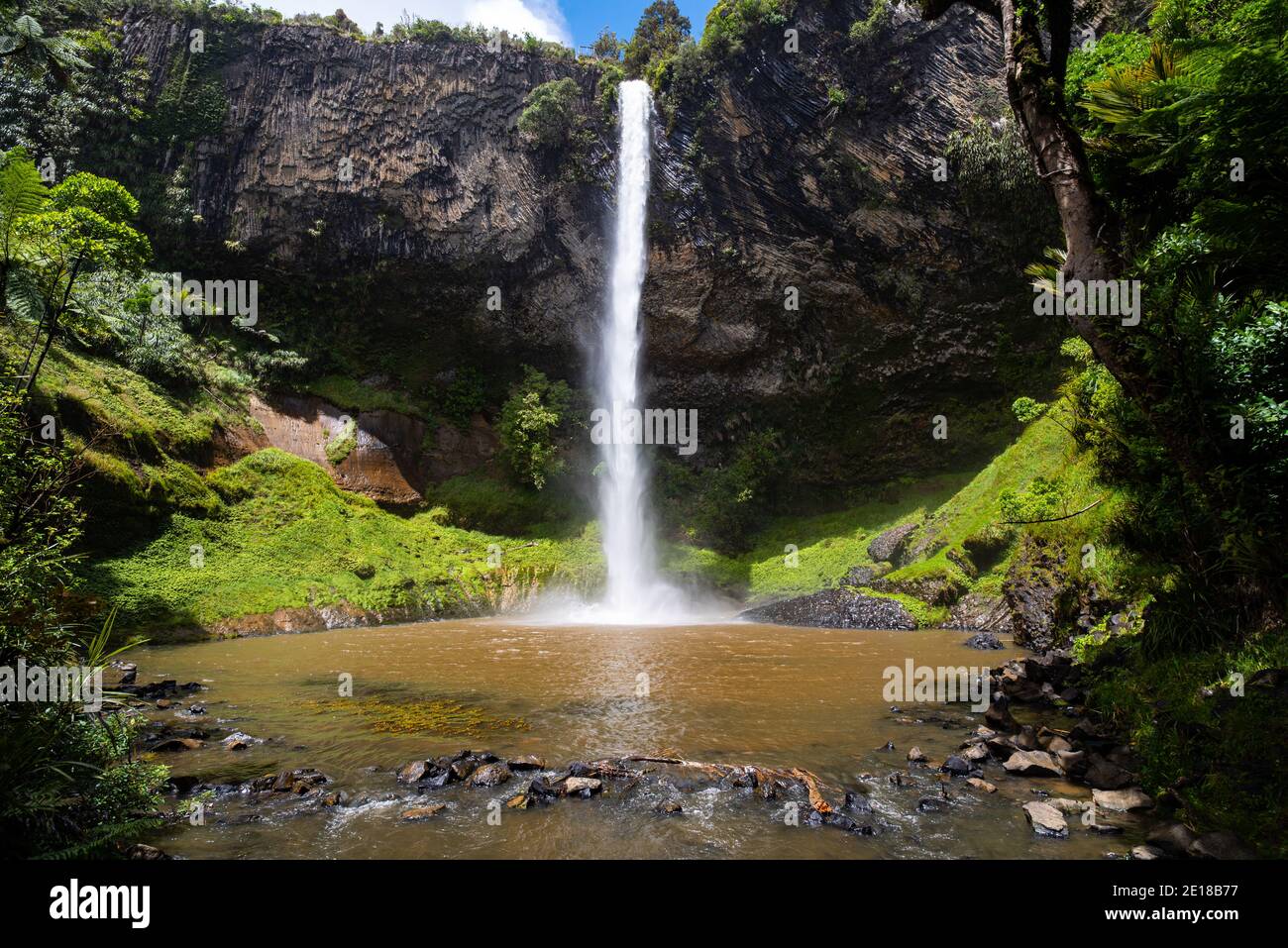 Bridal Veil Falls, ein 55m hoher Wasserfall in Raglan, Waikato, Neuseeland Stockfoto