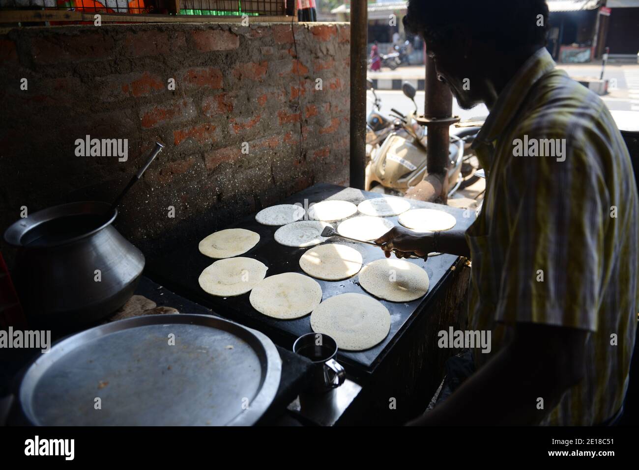 Ein tamilischer kochen Vorbereitung einer Dosa. Stockfoto
