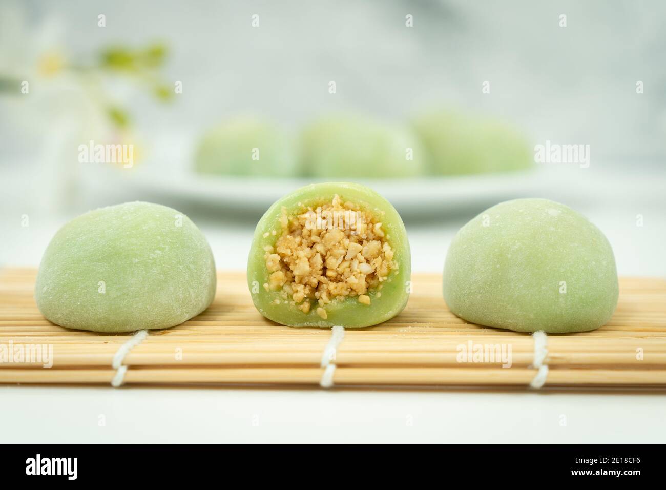 Chinesische Dessert Mochi mit gemahlenem Erdnusszucker Füllung Stockfoto