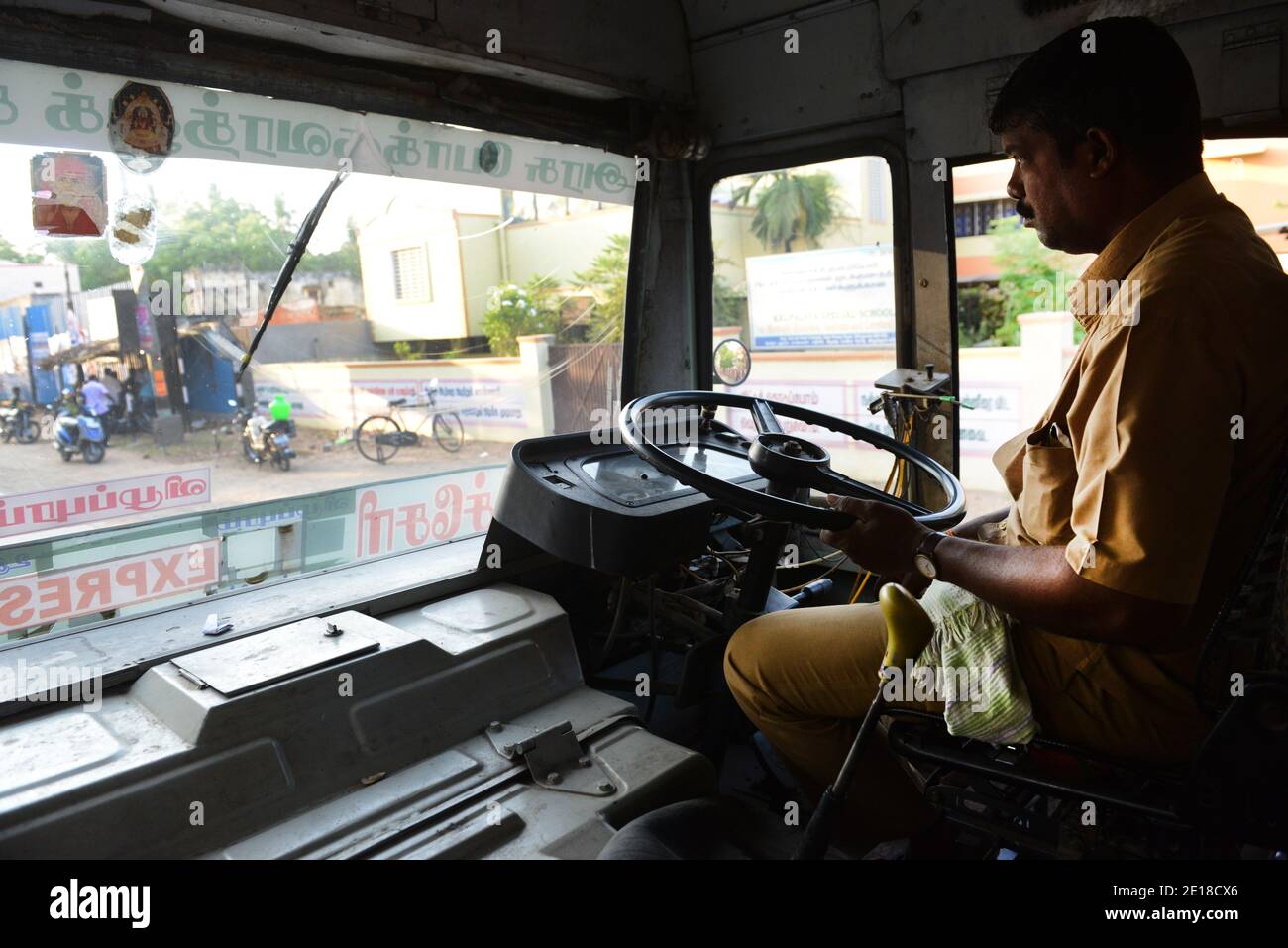 Ein indischer Busfahrer fährt seinen Bus in Tamil Nadu, Indien. Stockfoto