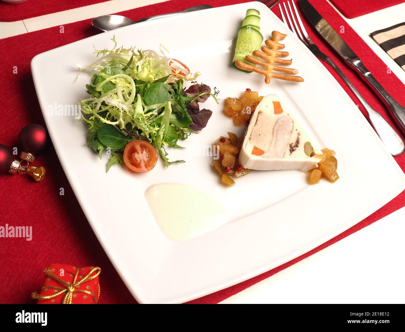 Köstliche Terrine mit Geflügelleber auf einem Gartensalat, Vorspeisen Konzept, Urlaub, Weihnachten, gesunde Ernährung Stockfoto