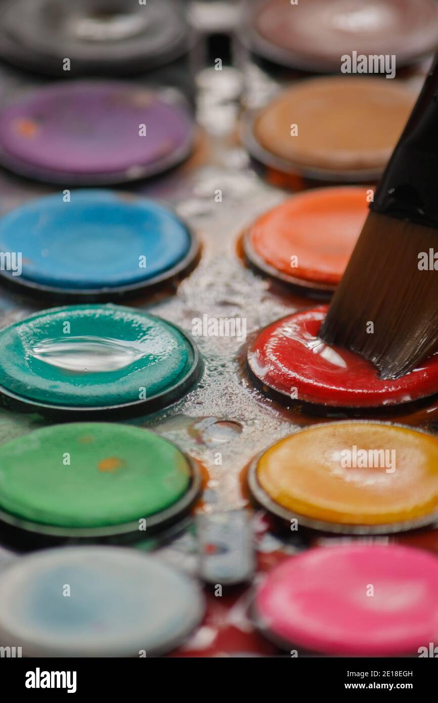 Erstellen von Kunst mit bunten Aquarellfarben Stockfoto