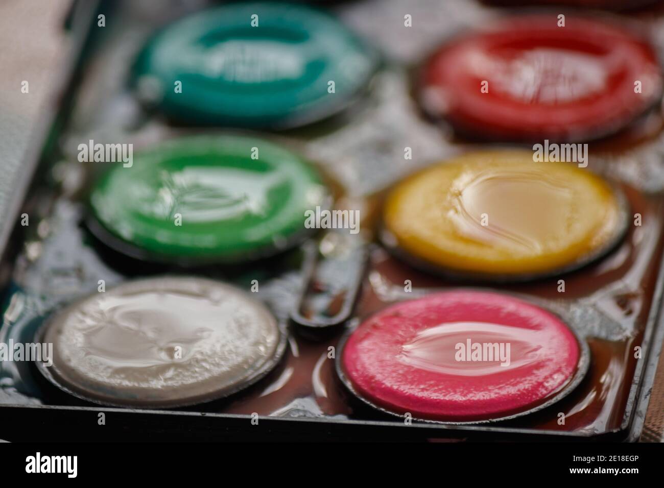 Erstellen von Kunst mit bunten Aquarellfarben Stockfoto