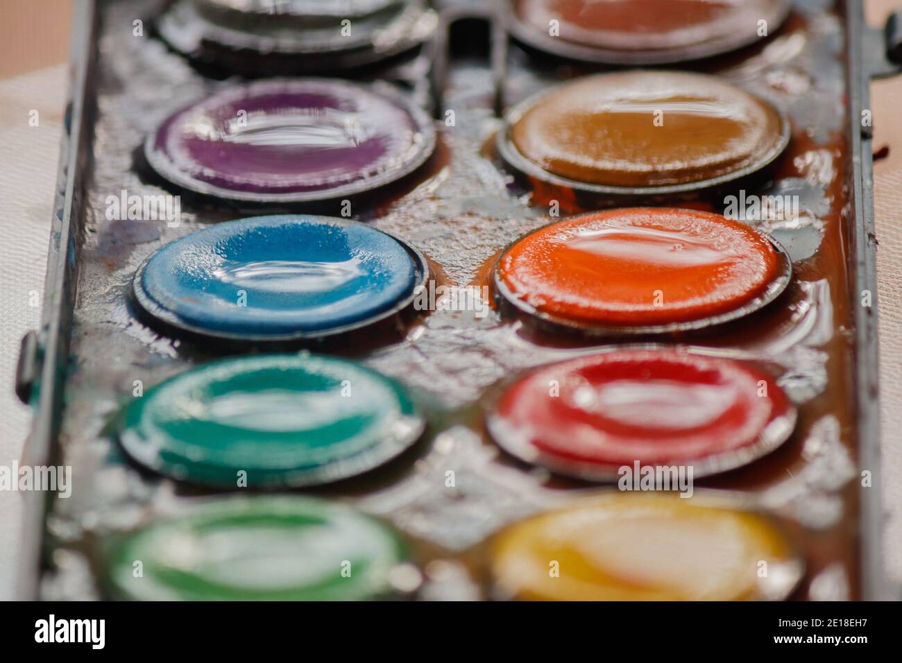 Erstellen von Kunst mit bunten Aquarellfarben Stockfoto