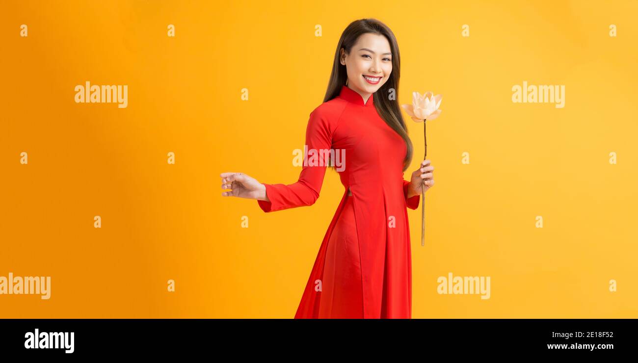 Vietnamesische Mädchen, dass eine Lotosblume, die Ao Dai (Lange Kleid Vietnamesisch) ist der traditionellen Tracht der Vietnamesischen Frau Stockfoto