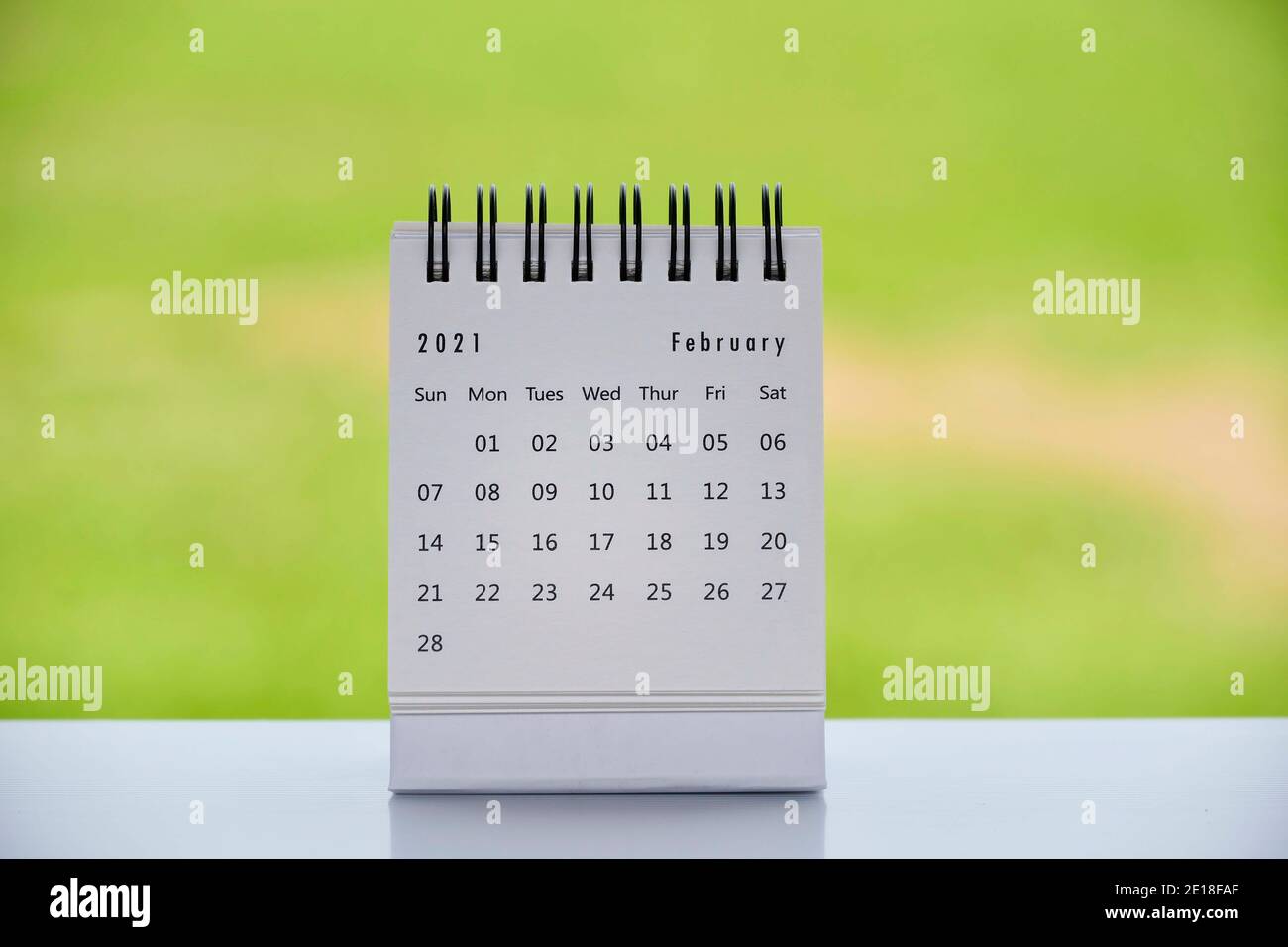 Februar 2021 weißer Kalender mit grün verschwommenem Hintergrund - Neu Jahreskonzept Stockfoto