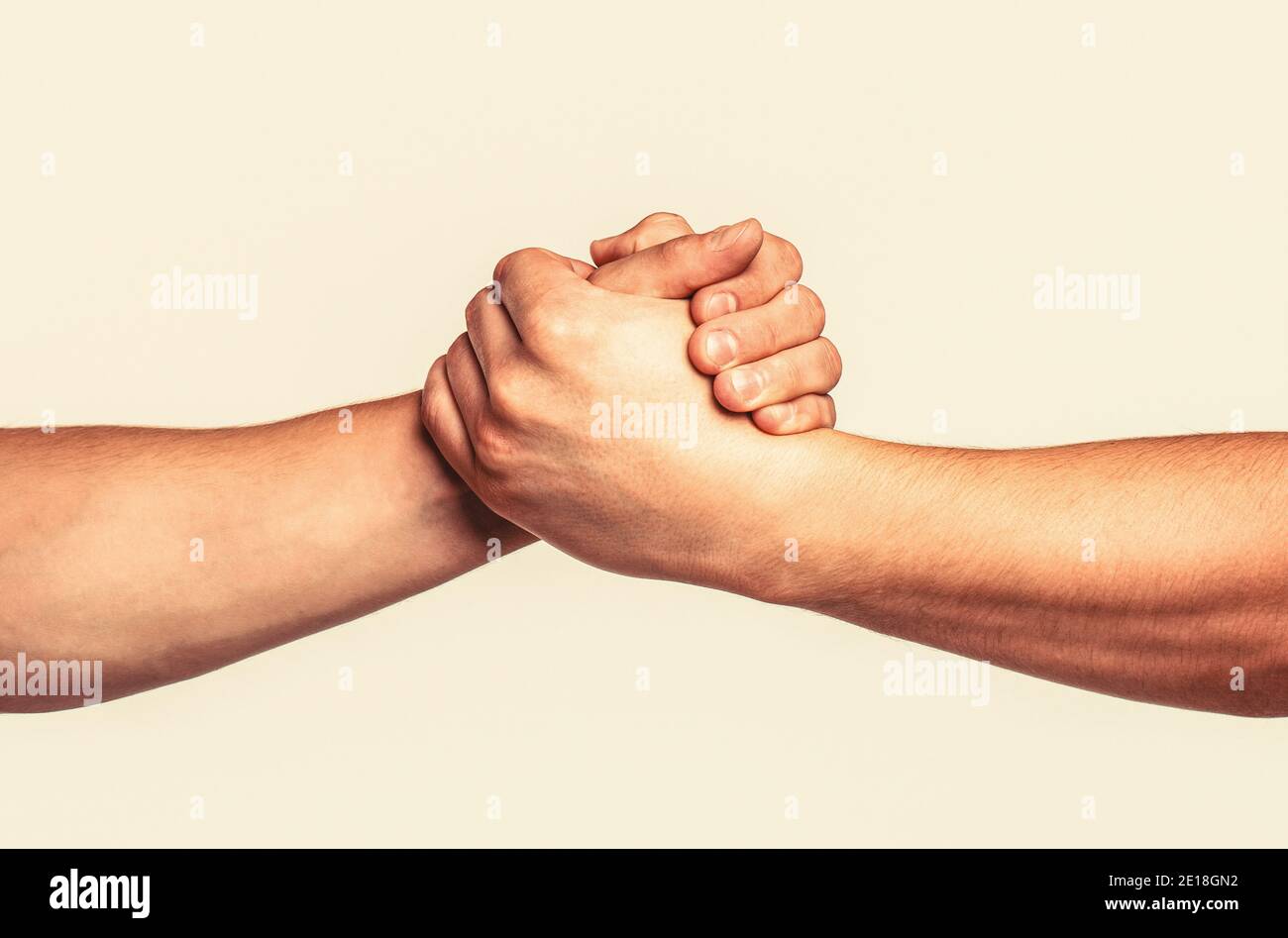 Helfende Hand ausgestreckt, isolierter Arm, Erlösung. Freundliche Handshake, Freundschaftsgrüße, Teamarbeit, Freundschaft. Rettung, helfende Geste oder Hände. Zwei Stockfoto
