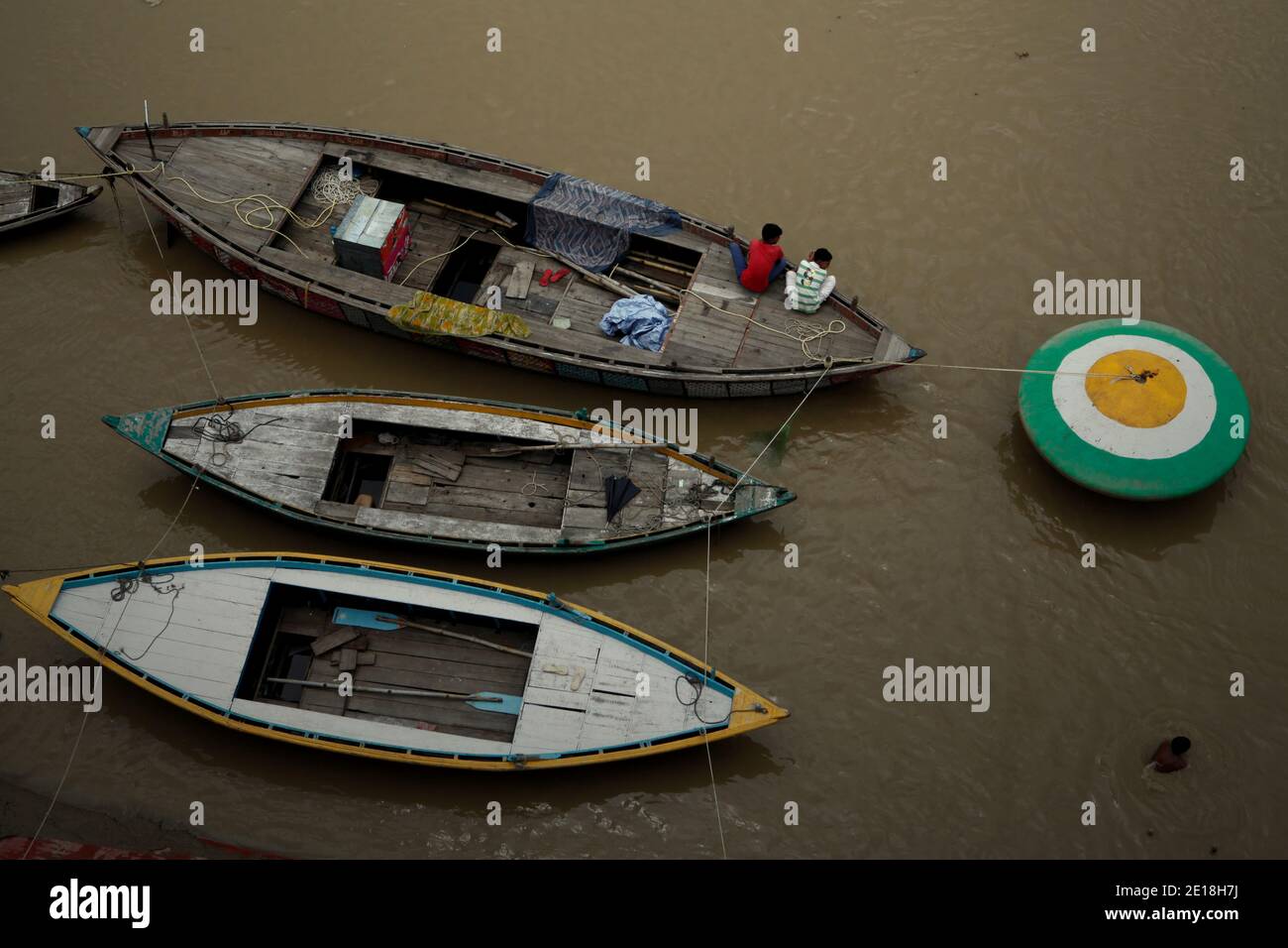 Eine Luftaufnahme von Booten, die auf dem Fluss Ganges in Varanasi, Uttar Pradesh, Indien, schwimmen. Stockfoto