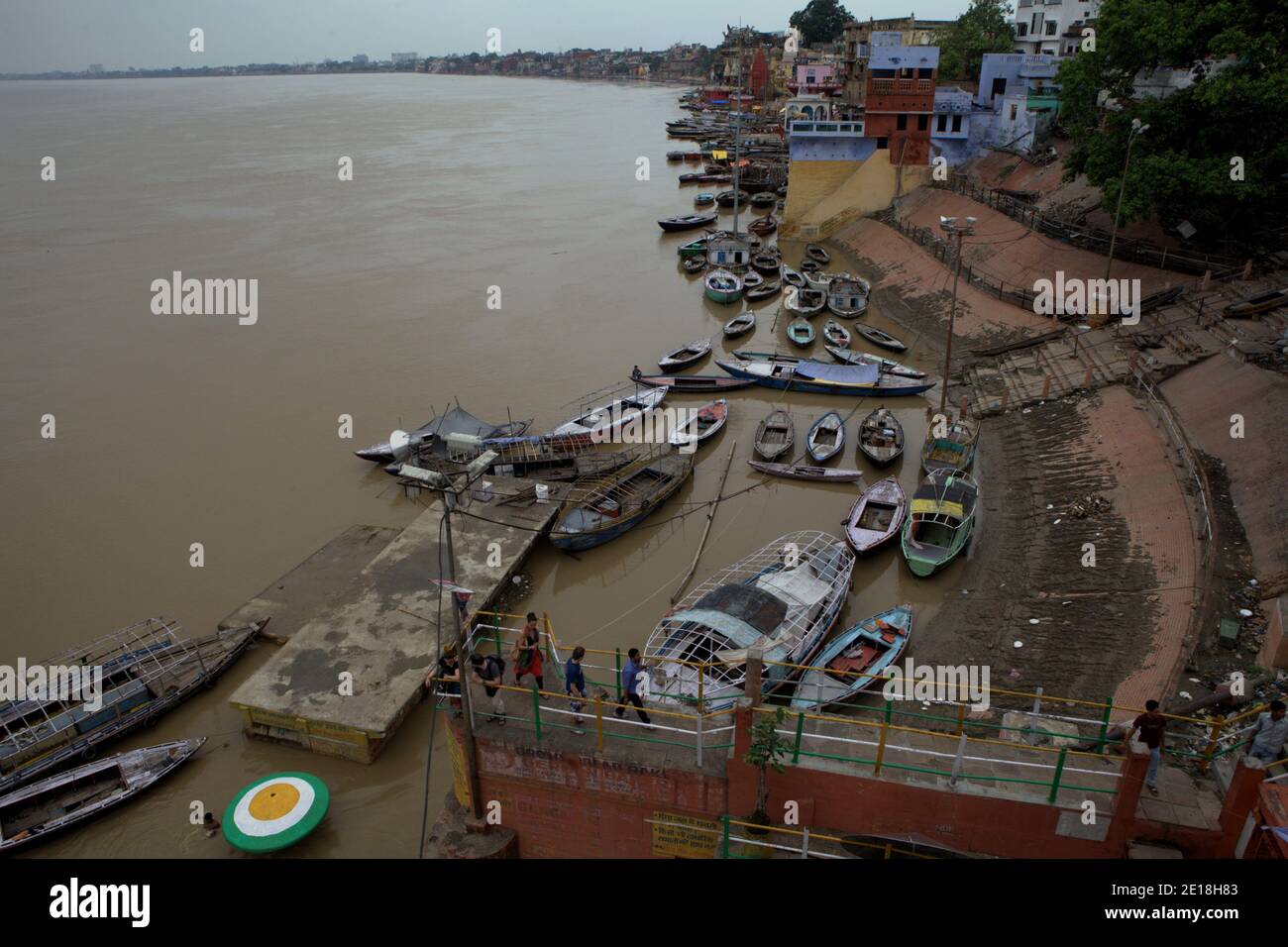 Fluss Ganghes und mehrere Ghats an seinem Ufer, wo Boote gebunden sind. Varanasi, Uttar Pradesh, Indien. Stockfoto