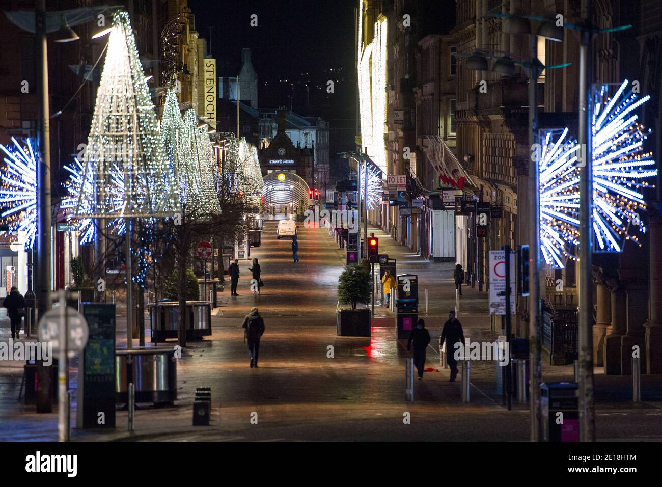 Glasgow, Schottland, Großbritannien. Januar 2021. Im Bild: Gestern um 14 Uhr kündigte der schottische erste Minister an, dass es ab Mitternacht eine Sperre geben würde. Szenen aus dem frühen Morgen während einer normalerweise geschäftigen Hauptverkehrszeit, sieht nur eine Handvoll Pendler gehen über ihr Geschäft. Das Stadtzentrum von Glasgow ist leer und menschenleer. Die Menschen wurden aufgefordert, in ihren Häusern zu bleiben, es sei denn, es ist für wesentliche Reisende Orte wie Arbeit oder wesentliche Lebensmittel oder Bewegung zu bekommen. Quelle: Colin Fisher/Alamy Live News Stockfoto