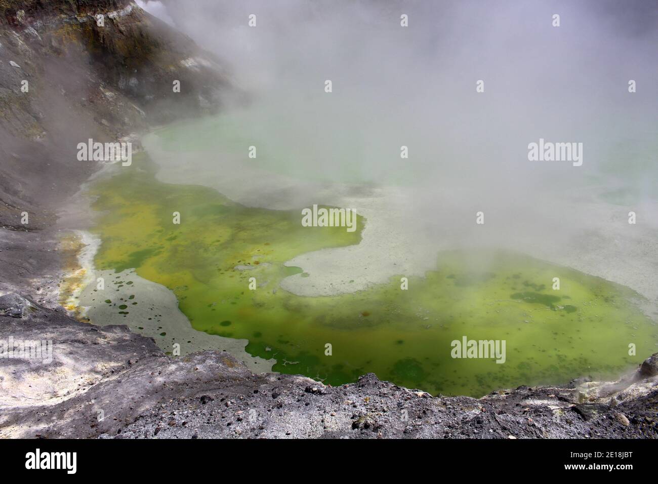 Krater See des Vulkans White Island, Neuseeland Stockfoto
