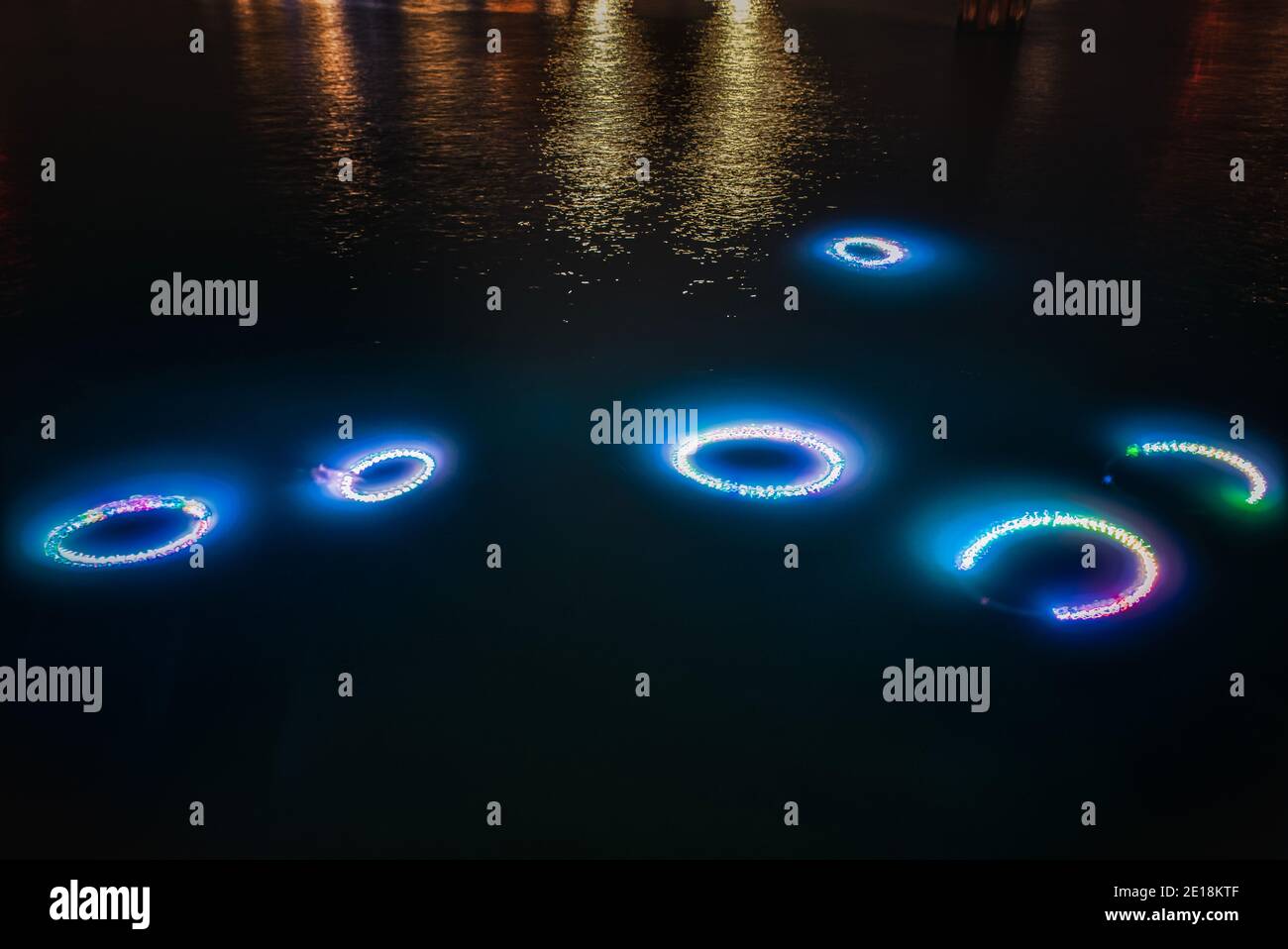Unterwasser Neon oder LED mehrfarbige Lichter Ringe (Kreise) leuchten Auf dem dunklen Meeresboden oder Meeresboden, die Organismen leuchten In der Dunkelheit Stockfoto
