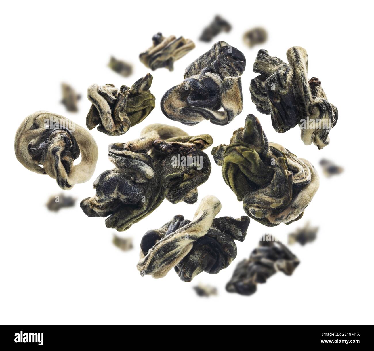 Getrockneter Oolong-Tee schwebt auf weißem Hintergrund Stockfoto