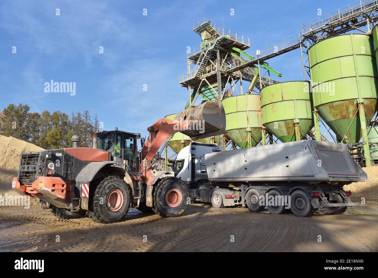 Kiesgrube: Gebäude und Radlader Beladen von Kies auf einen LKW Stockfoto