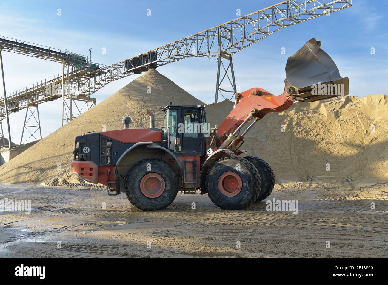 Kiesgrube: Gebäude und Radlader Beladen von Kies auf einen LKW Stockfoto