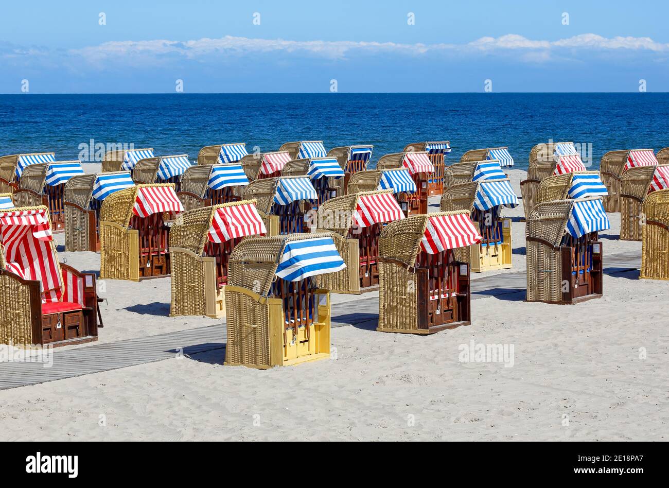 Travemünde ist ein gut frequentierter Strand. Liegestühle sind bereit für die Sommersaison - es gibt mehr als 1000. Stockfoto