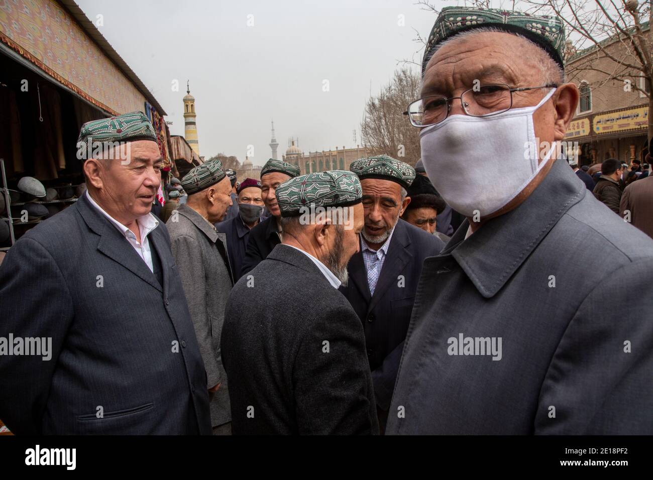 Kashgar, China. 18. März 2016 Uiguren Muslime grüßen einander an der zentralen Straße in der Altstadt von Kashgar, in der westlichsten Provinz Xinjiang, China Stockfoto