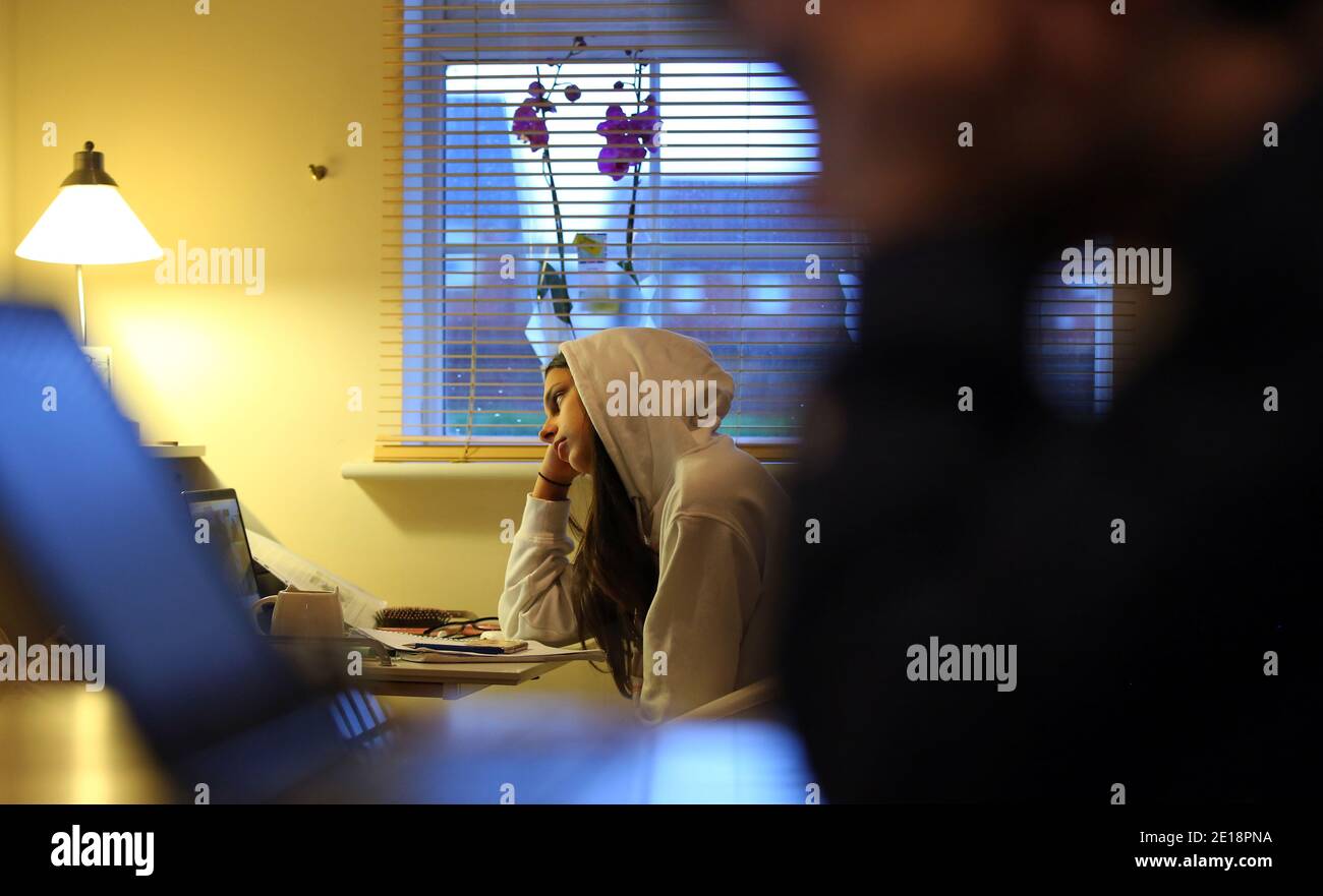 Die 9. Studentin Isla Stanton, 14, beginnt ihre Ausbildung zu Hause in Ashford, Kent, nachdem Premierminister Boris Johnson eine neue nationale Sperre für England angeordnet hatte, was bedeutet, dass die Menschen ihre Heimat nur aus begrenzten Gründen verlassen können, wobei Maßnahmen bis Mitte Februar erwartet werden. Stockfoto