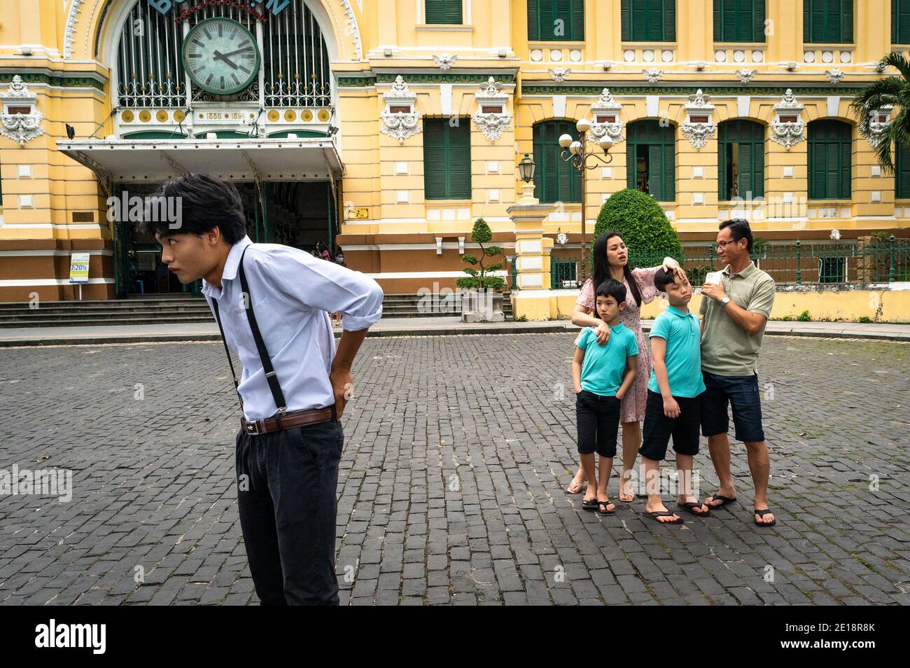 Poser vor dem Saigon Central Post Office, Ho Chi Minh City, Vietnam Stockfoto