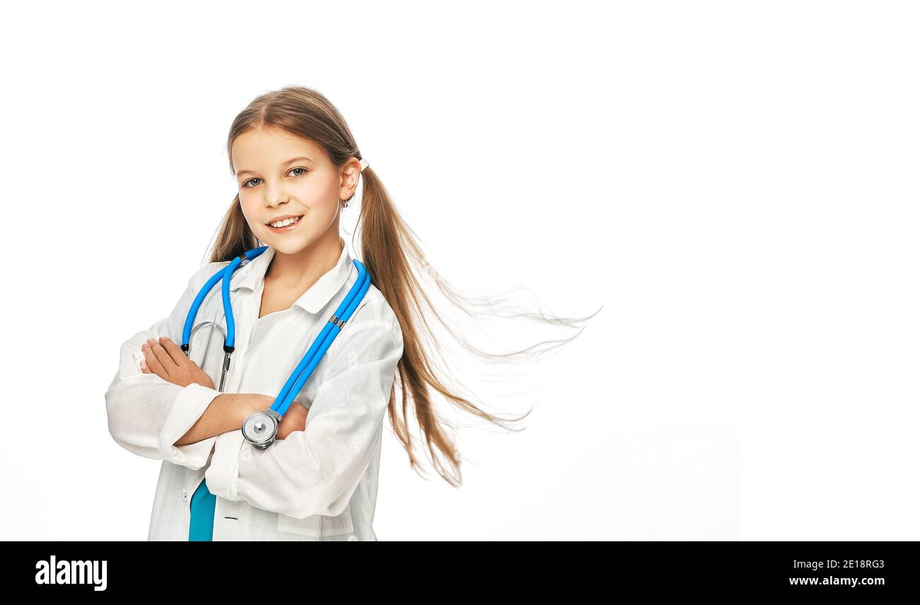Kind Arzt trägt eine medizinische Uniform, Arme gekreuzt, Blick auf die Kamera. Isoliert auf weißem Hintergrund, leerer Platz für Text Stockfoto
