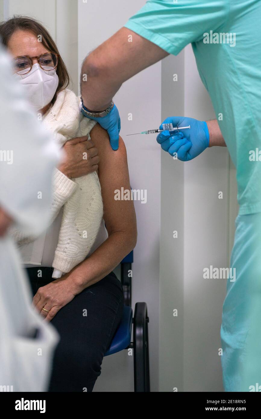 Krankenschwester, die eine Frau mit dem Covid 19-Impfstoff impft Stockfoto