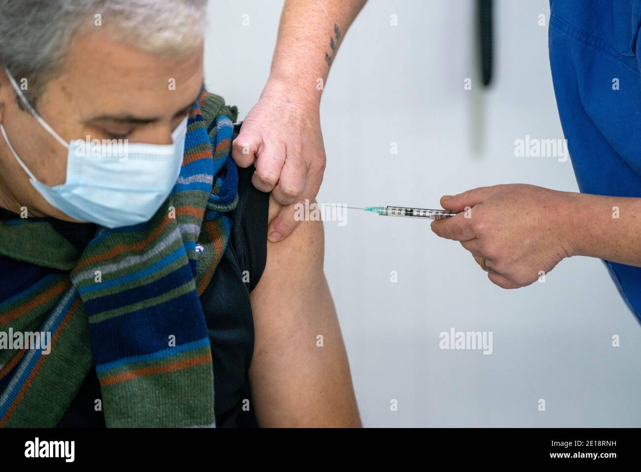 Krankenschwester, die einen Mann mit dem Impfstoff Pfizer-BioNTech Covid 19 impft Stockfoto