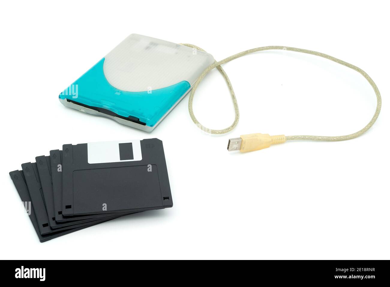 Fünf 3.5' Disketten und ein USB-Lesegerät Stockfoto