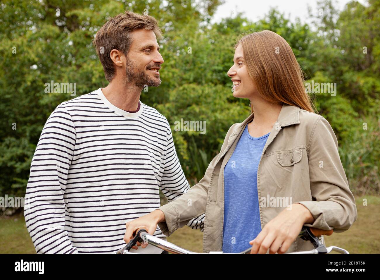 Lächelndes mittelerwachsenes Paar, das sich ansieht Stockfoto