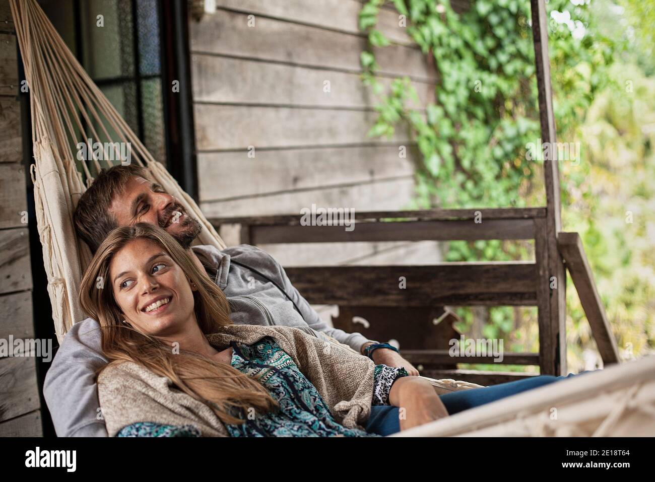 Paar zum Entspannen in der Hängematte Stockfoto