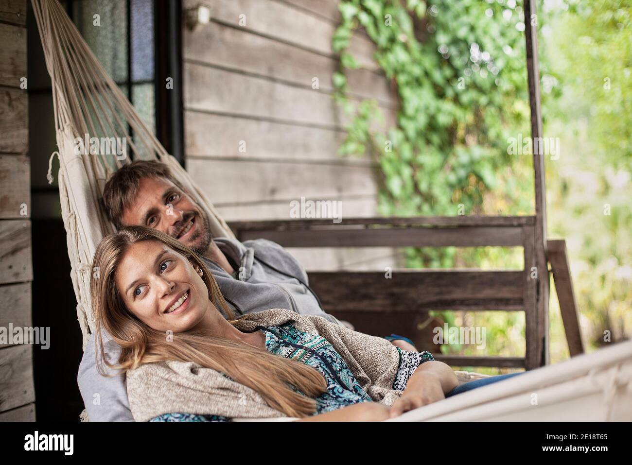 Paar zum Entspannen in der Hängematte Stockfoto