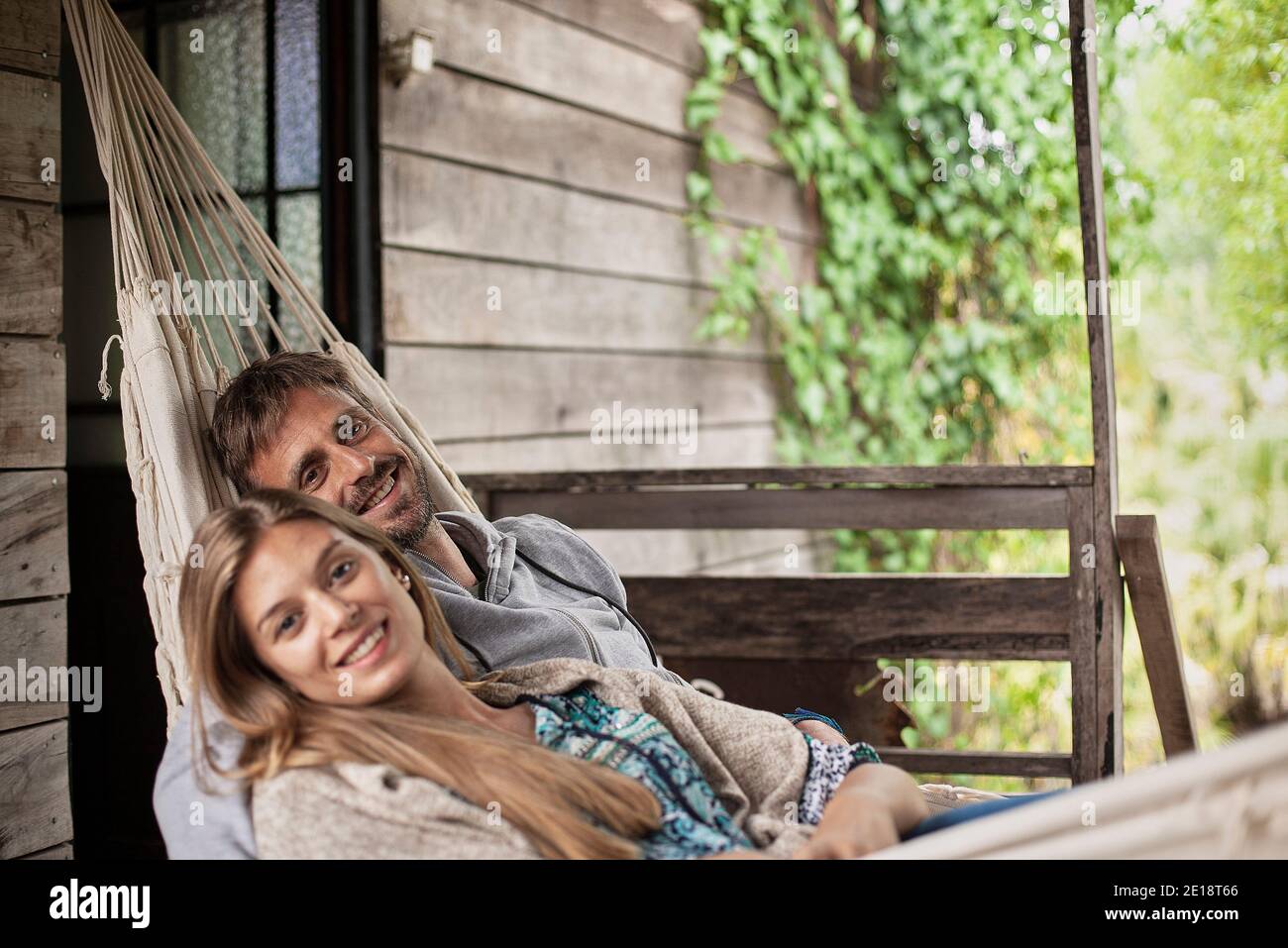 Portrait eines Ehepaares, das sich in der Hängematte entspannt Stockfoto