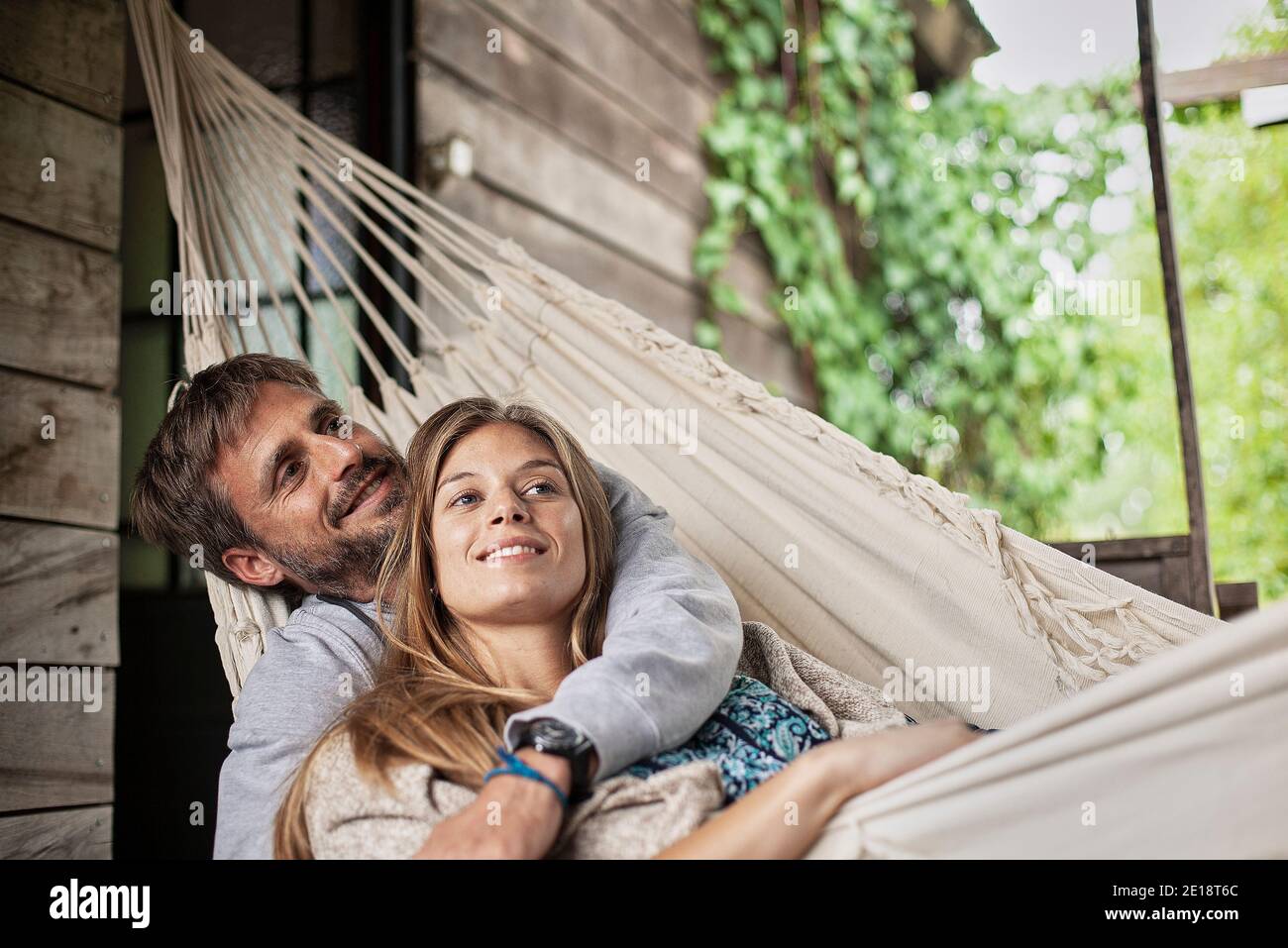 Nachdenkliches Paar, das sich in der Hängematte entspannt Stockfoto