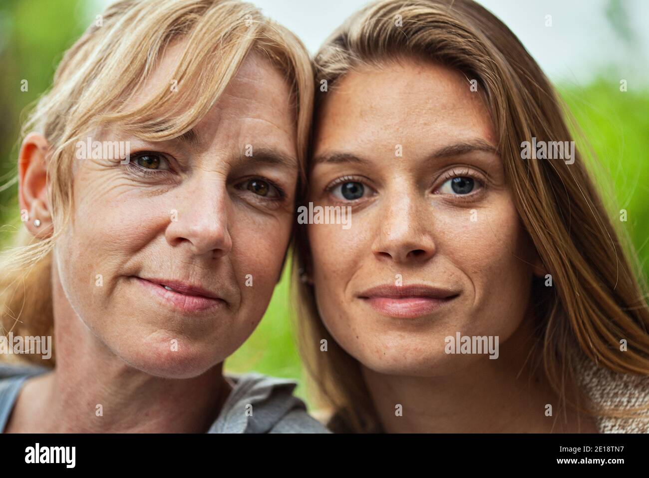 Nahaufnahme einer Frau mit ihrer Schwiegermutter Stockfoto